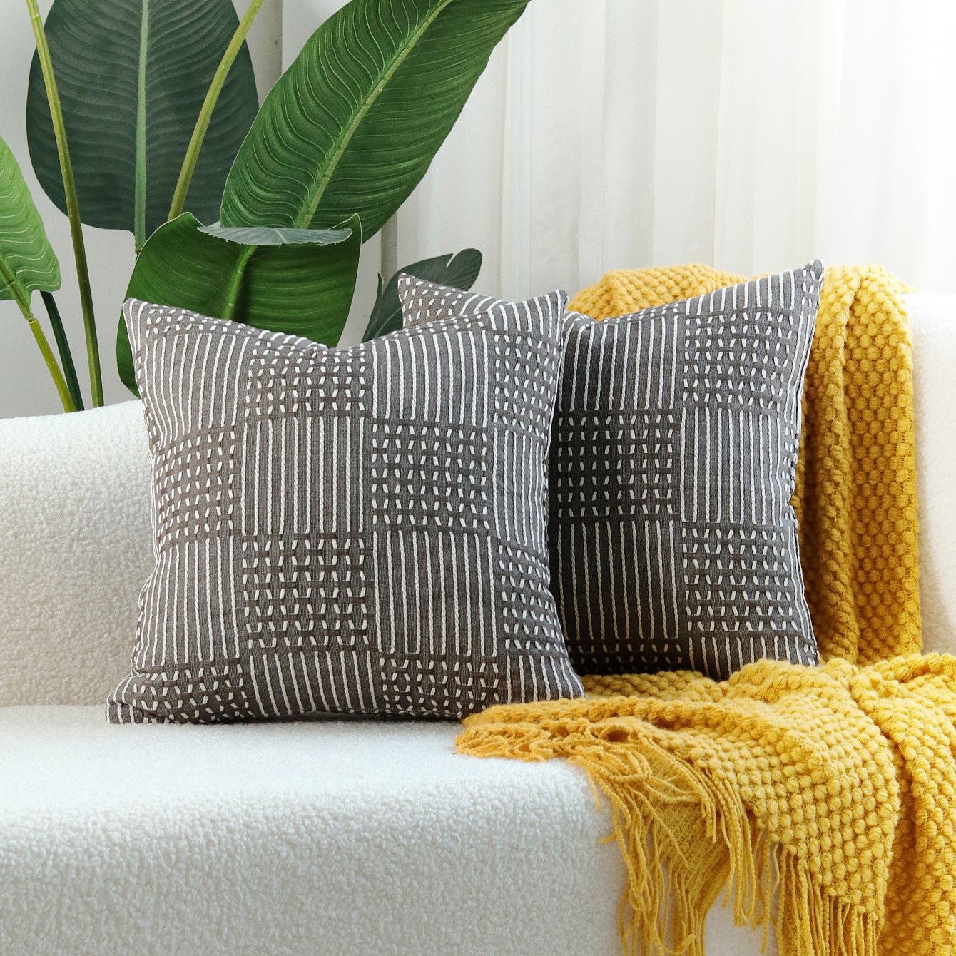 Housse de Coussin Jacquard en Coton – Élégance Géométrique et Confort Intemporel