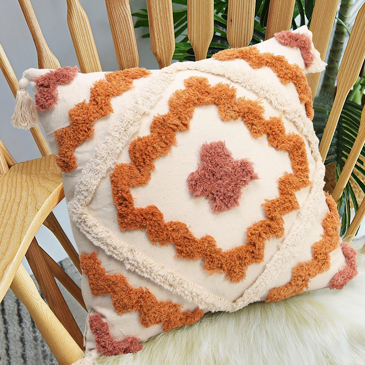 Housse de Coussin Bohème – Motifs Géométriques Colorés & Pompons Tressés