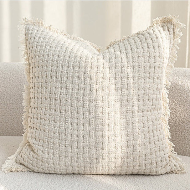 Housse de Coussin Crème avec Broderie 3D – Élégance et Raffinement